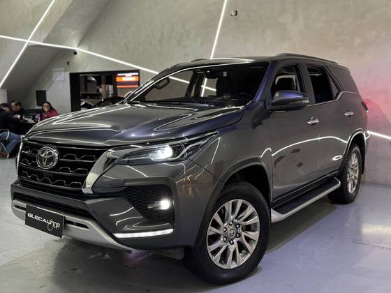 TOYOTA HILUX SW4 2.8 D-4D TURBO DIESEL SRX 7L 4X4 AUTOMÁTICO TOYOTA HILUX SW4 2.8 D-4D TURBO DIESEL SRX 7L 4X4 AUTOMÁTICO